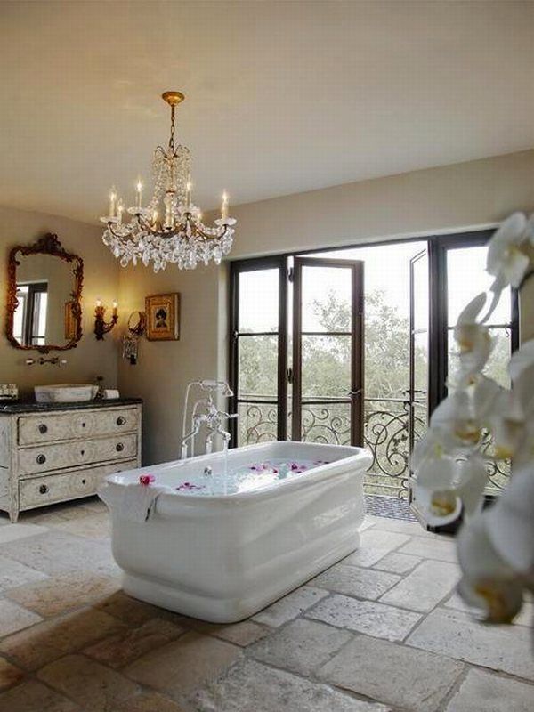 романтична баня с вана с изглед